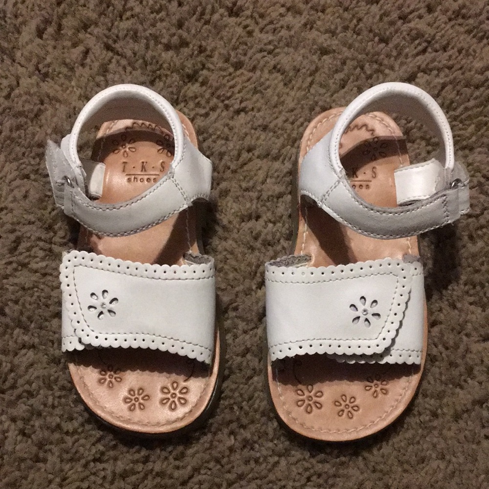 NWOTs TKS Toddler girls Vintage white leather sandals Sz 8